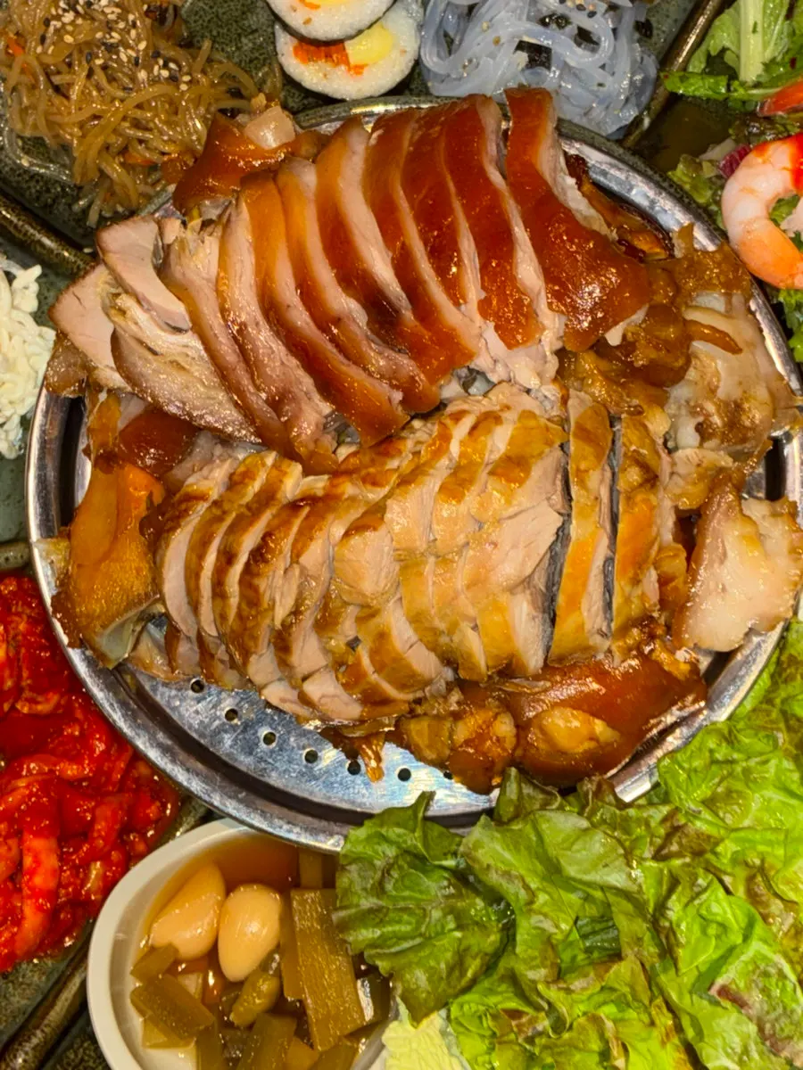 야들야들하게 삶아진 족발 단면