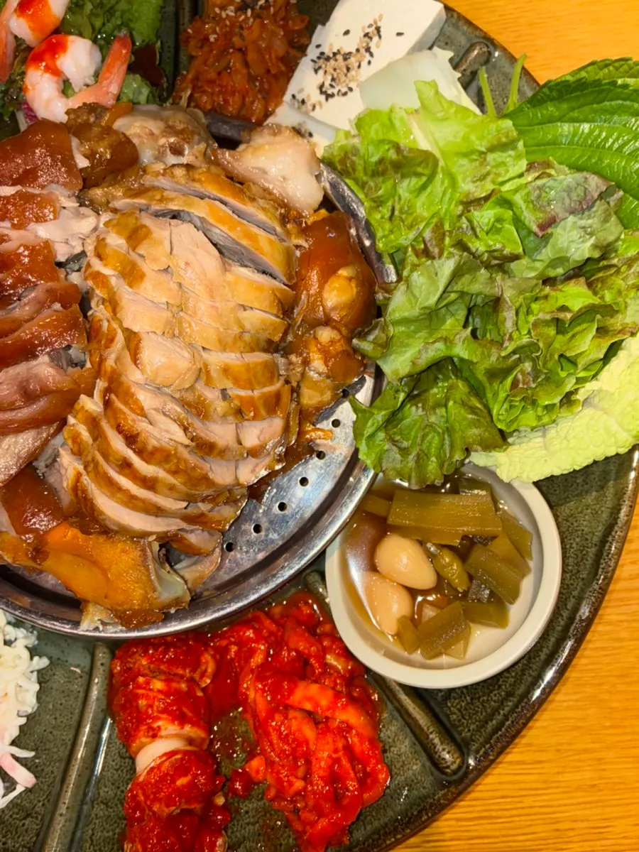 쌈채소에 족발과 마늘을 올린 쌈