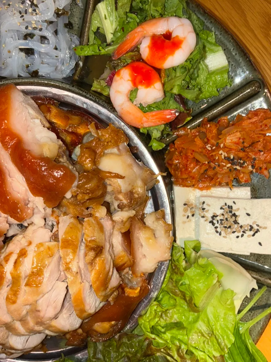 두부김치에 족발 한 조각 얹은 조합