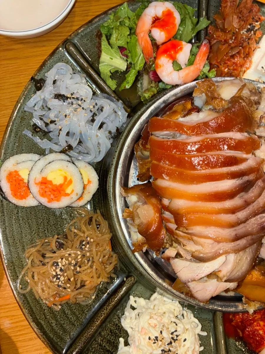 여럿이 나눠 먹기 좋은 푸짐한 족발 상차림