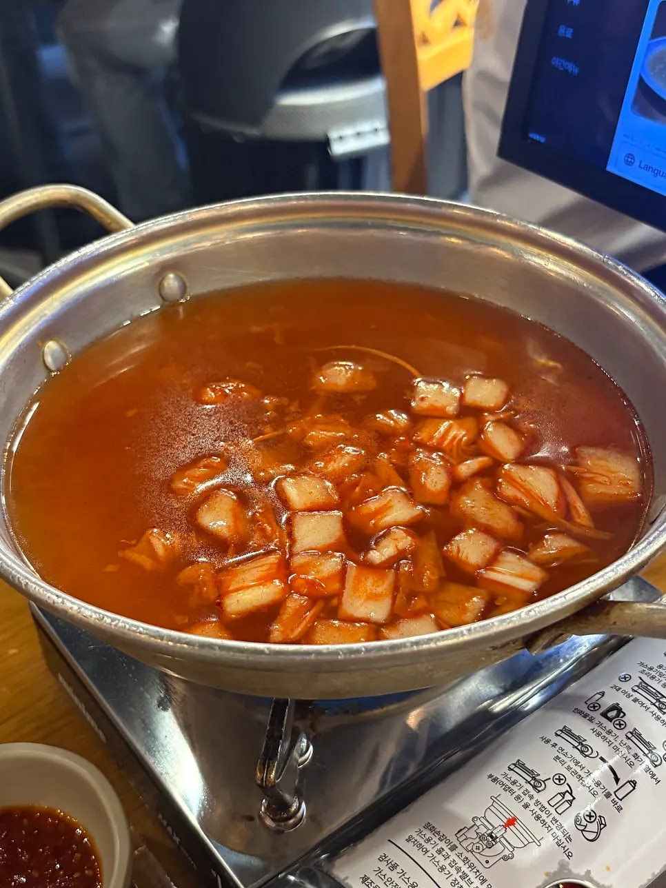 족발 주문 시 함께 나온 김치칼국수 냄비