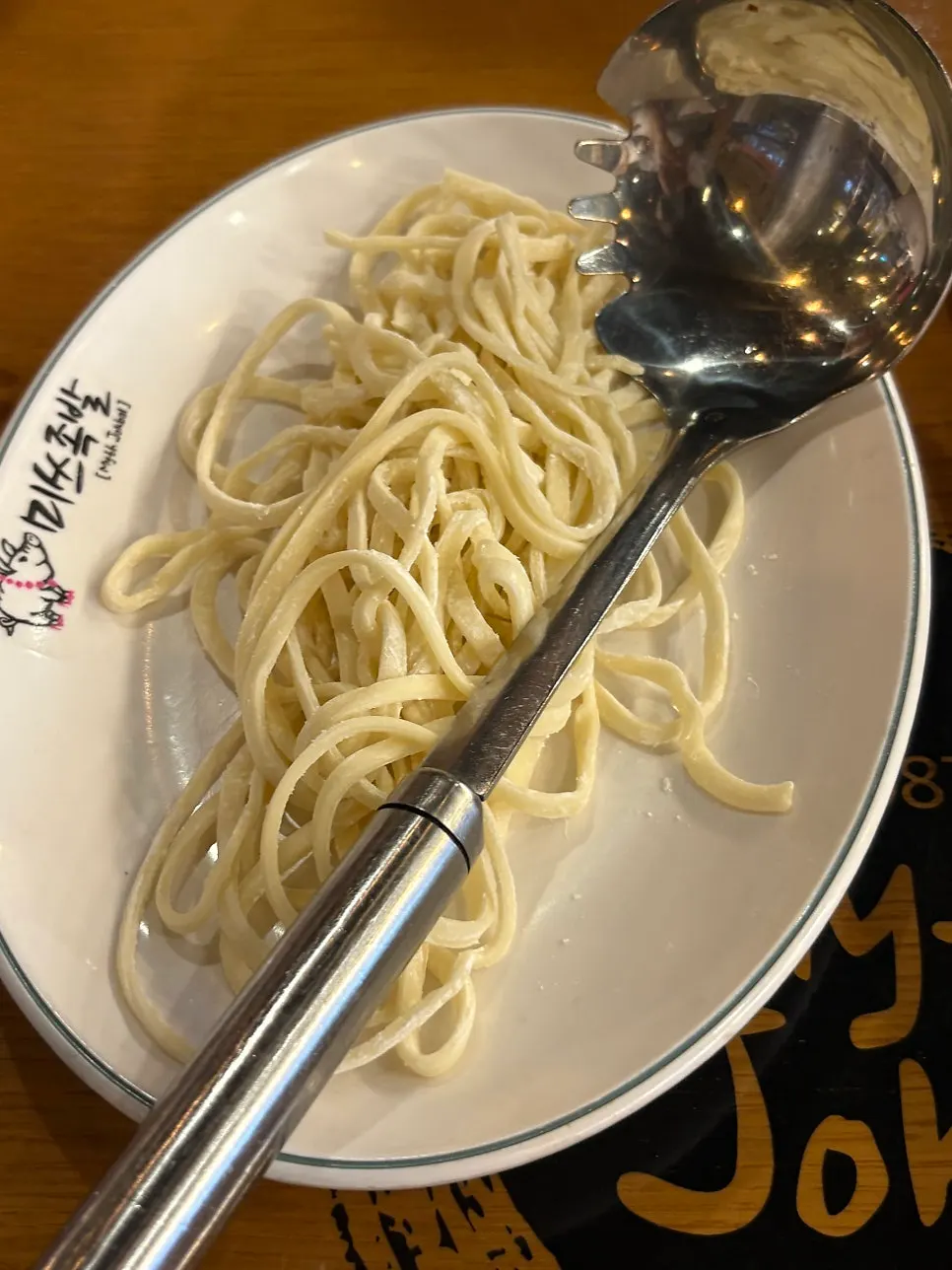 칼국수면을 넣어 끓인 김치칼국수