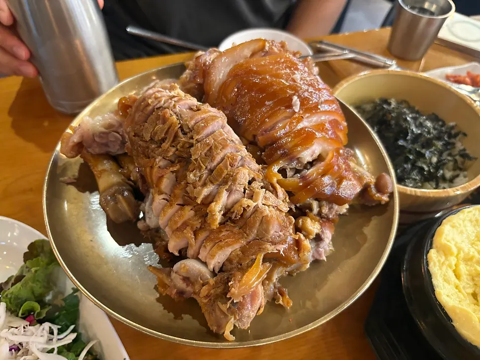 족발과 기본찬이 함께 놓인 테이블 전경