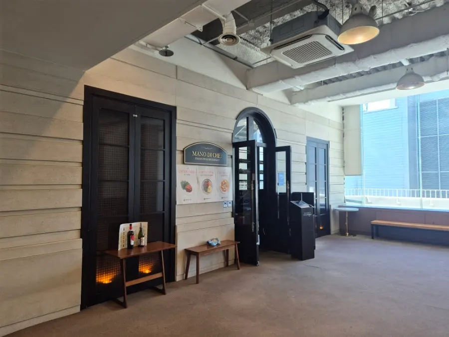 Entrance view of Mano di Chef Myeongdong on the 11th floor