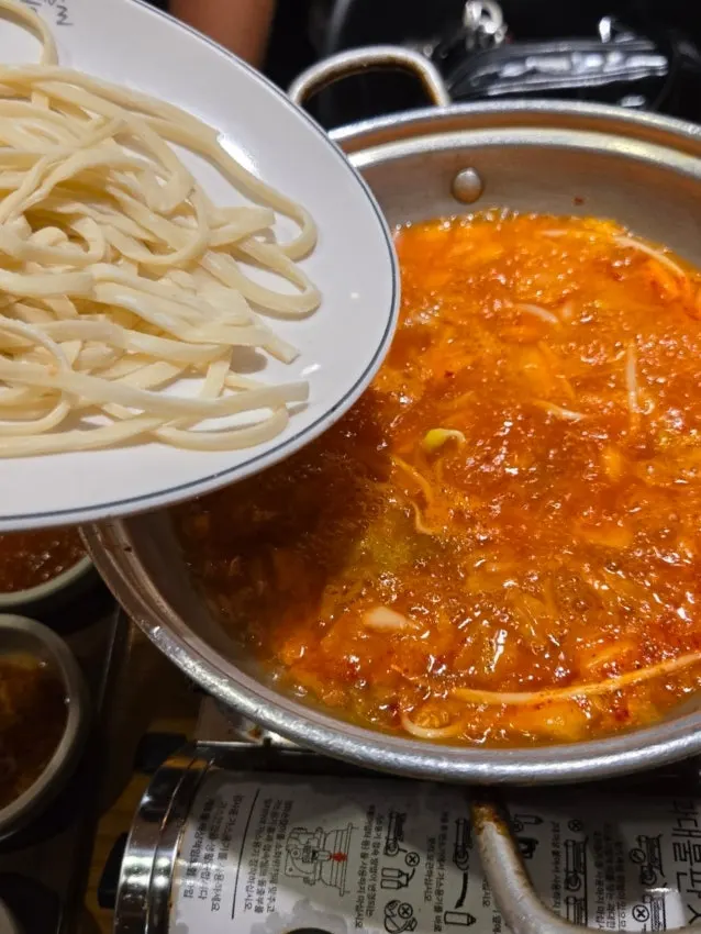 Free kimchi kalguksu served as a side