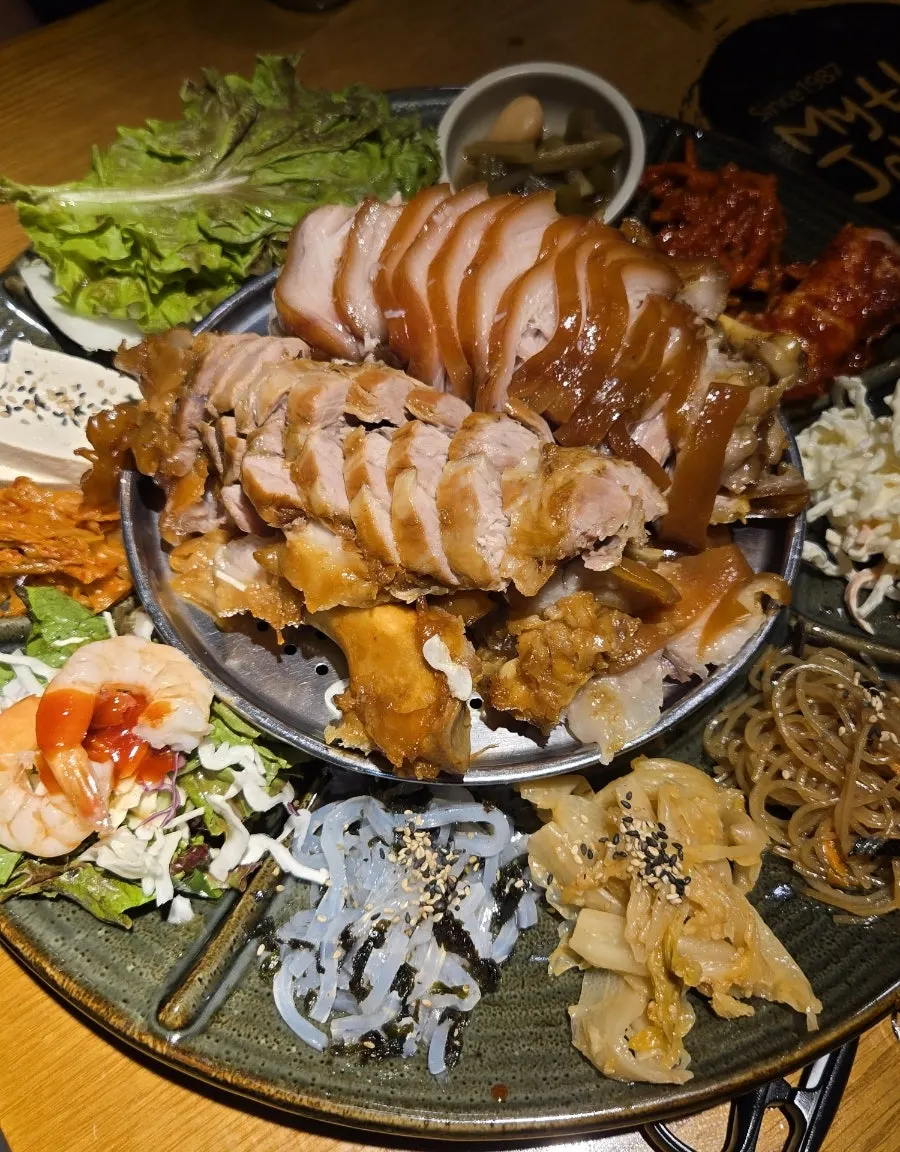 Emperor Jokbal set on the table