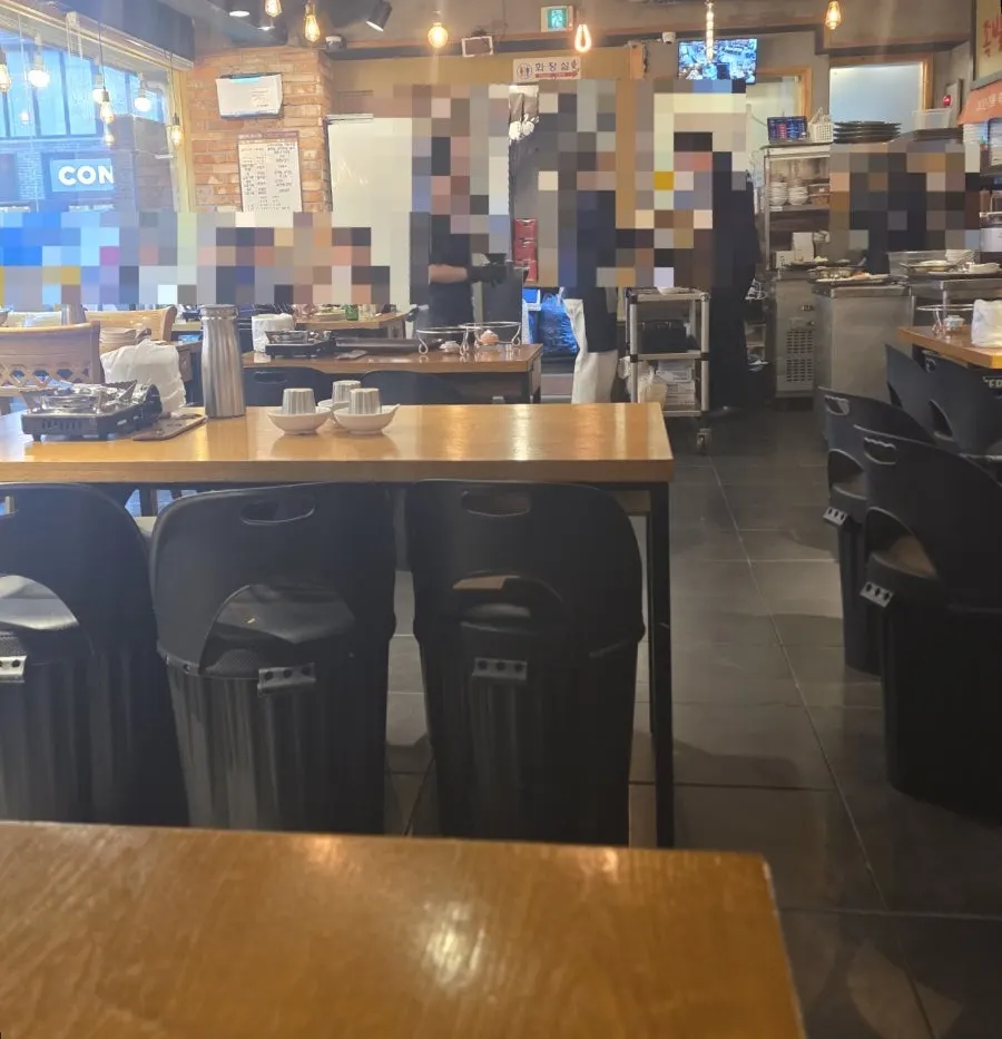 Interior seating with wide tables at Miss Jokbal