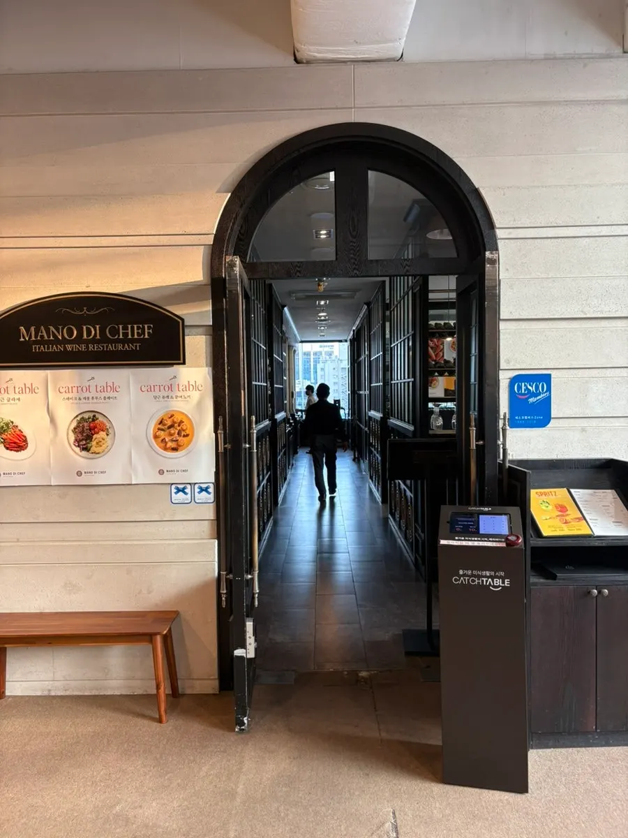 Entrance of Mano di Chef Myeongdong Branch on the 11th floor of the UNESCO Building
