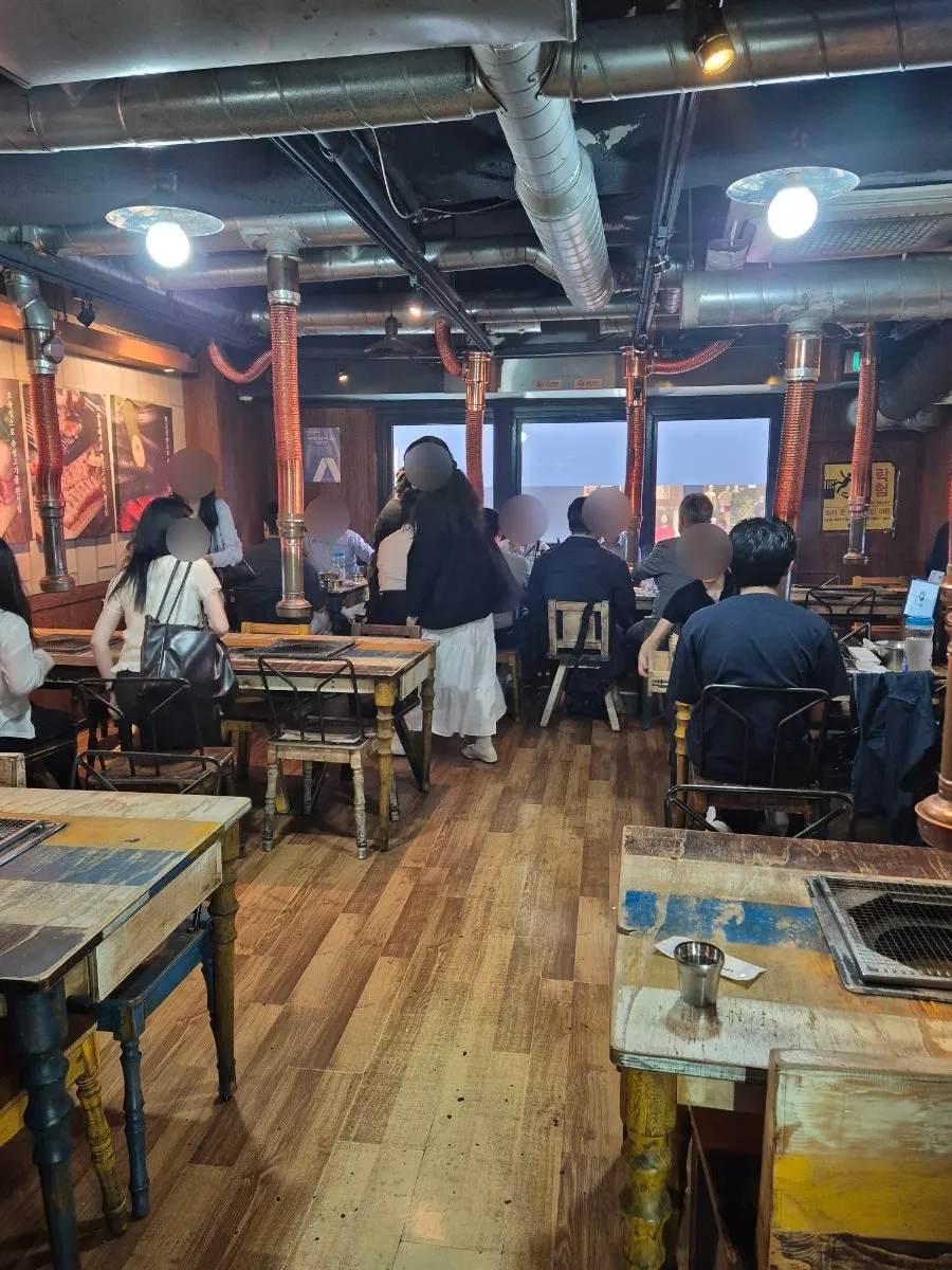 Spacious tables on the second floor of Yuktongnyeong