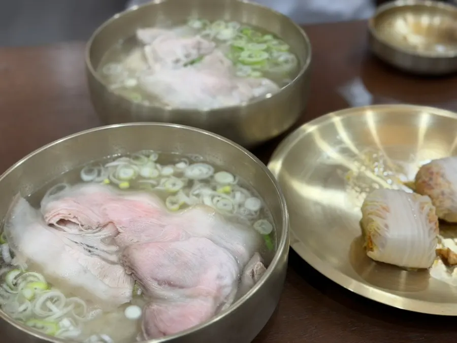 Medium pork gomtang with clear broth