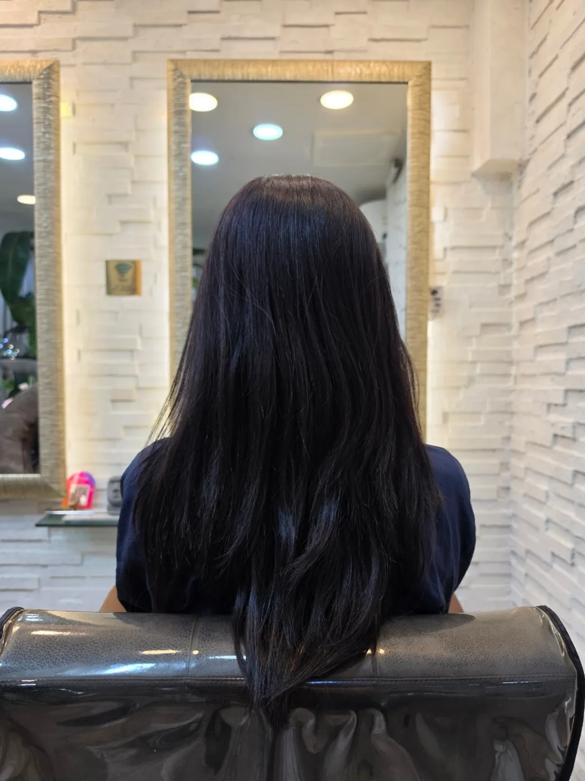 Back view of long hair before visiting Yerideu
