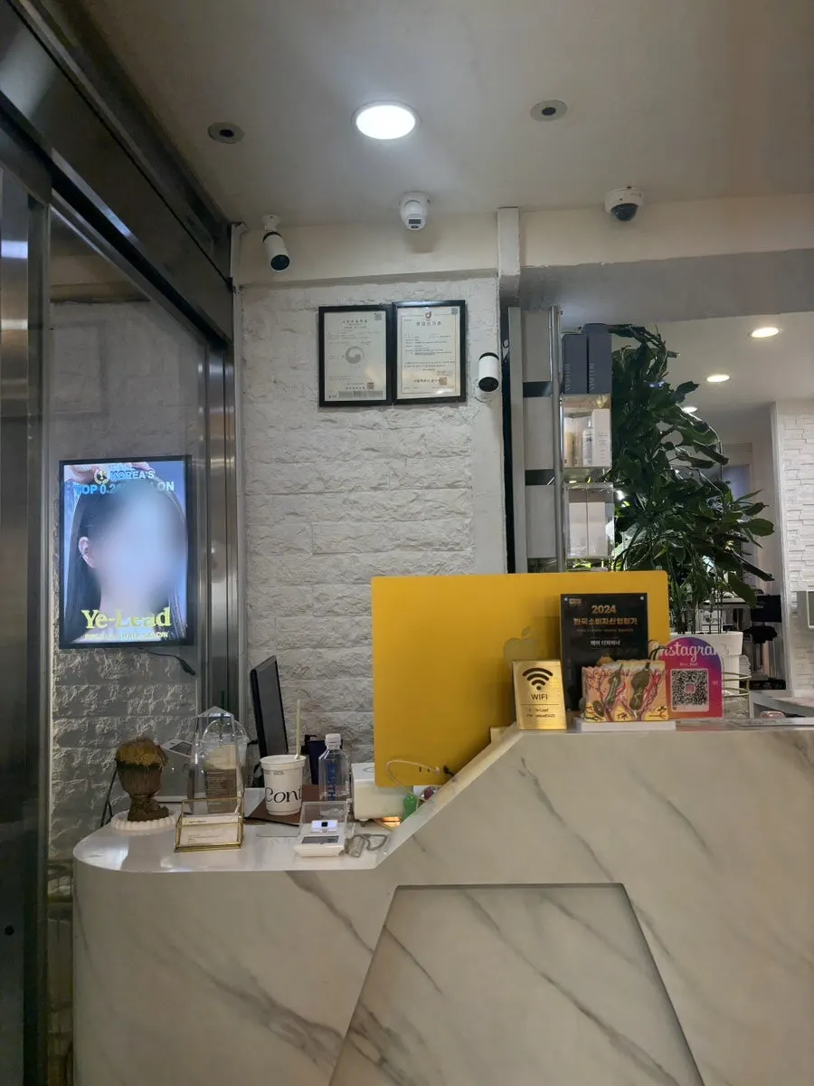클리닉 후 정리된 머리결 옆모습