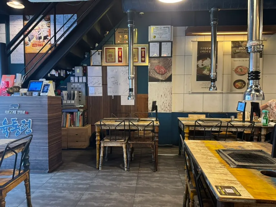 육통령 명동본점 입구 안내 배너