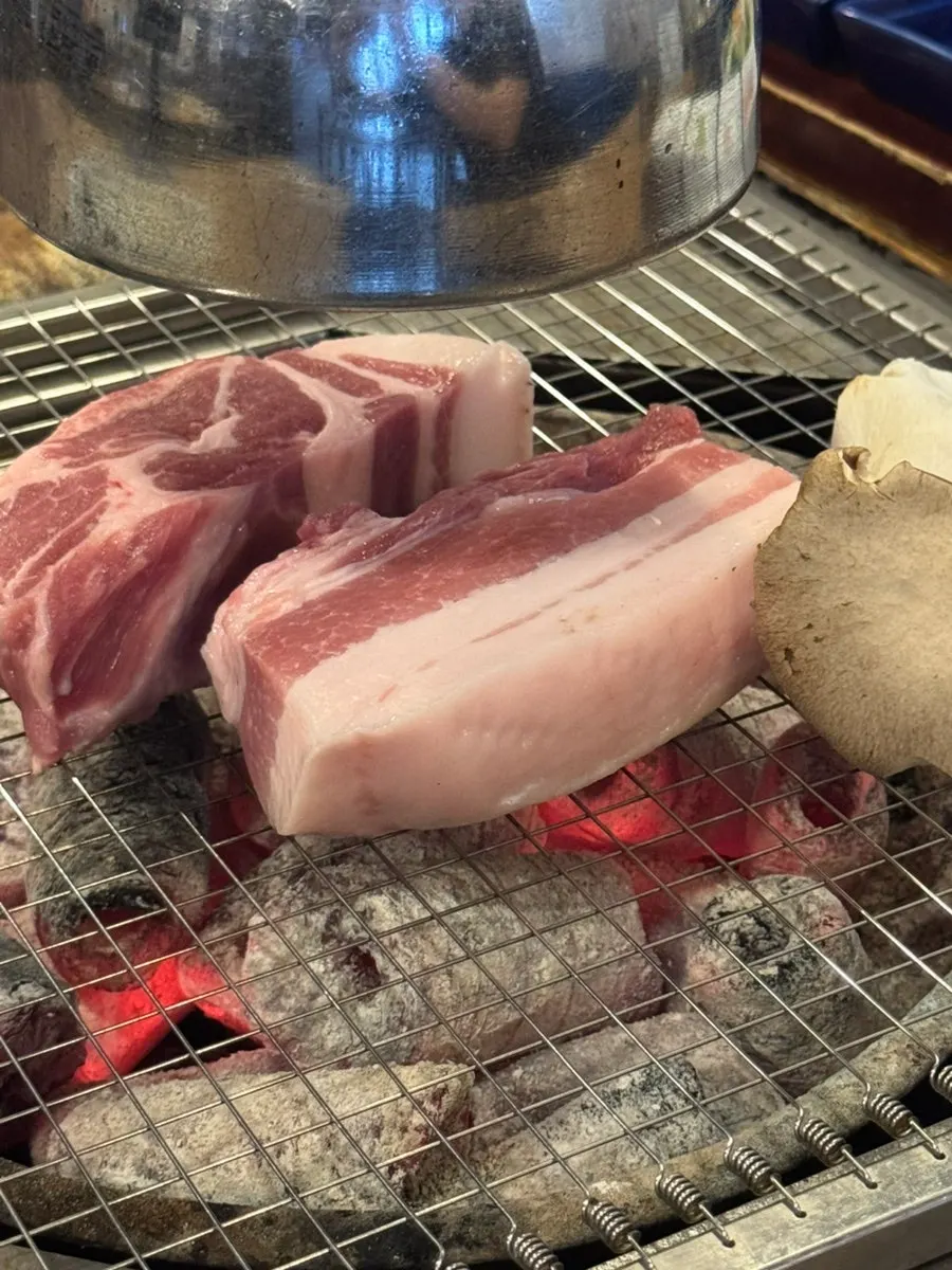 명이나물 파채 깻잎지 등 기본찬과 소스 한 상