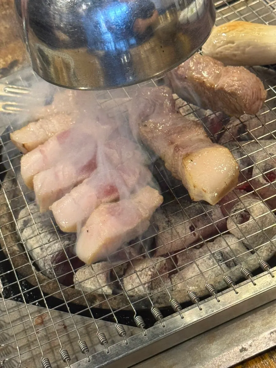 숯불에서 익어가는 두꺼운 삼겹살