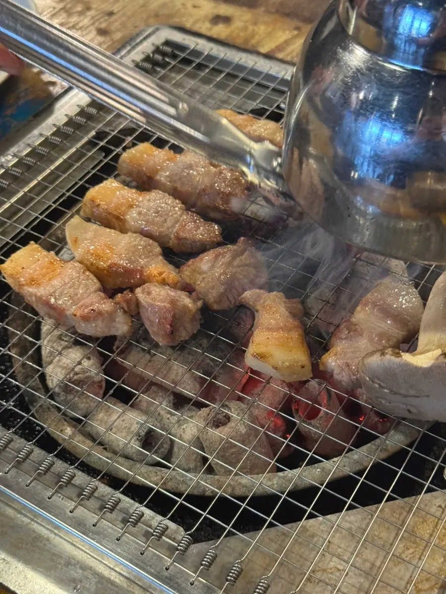노릇하게 구워지는 목살 단면