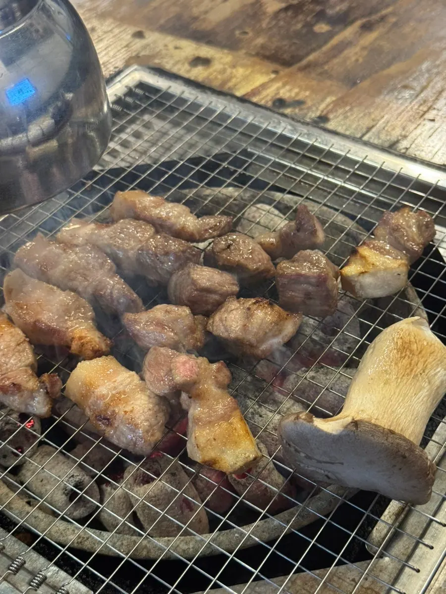 불판 위 삼겹살과 목살 굽는 모습