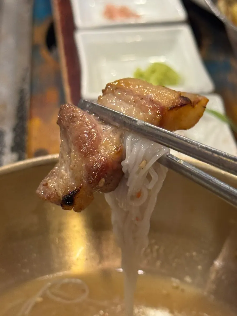 삼겹살과 목살을 좌우로 나눠 담은 접시
