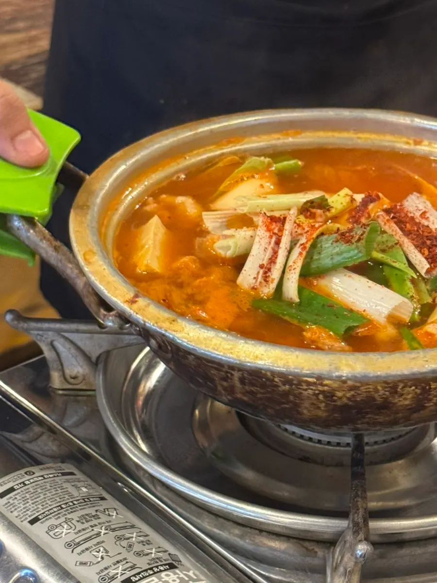 후식으로 주문한 김치찌개 냄비