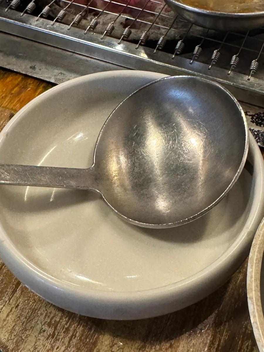 파주향미로 지은 공기밥과 고기 한 점