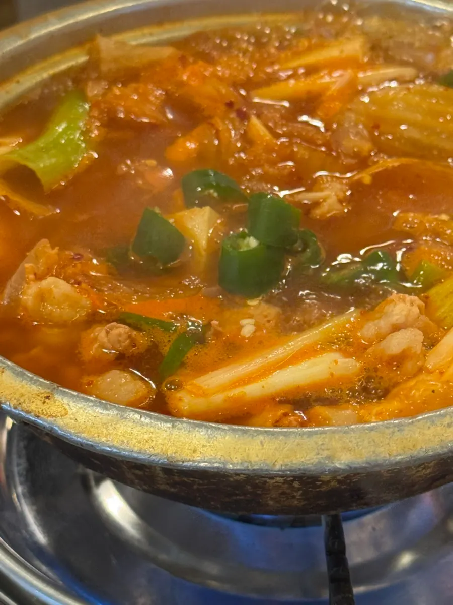 버너에 끓이는 포기김치 김치찌개