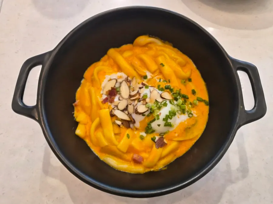 Cream sauce-coated noodles of the bacon mushroom pasta