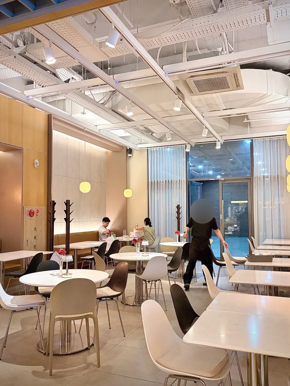 Calm interior atmosphere at Seventy Four