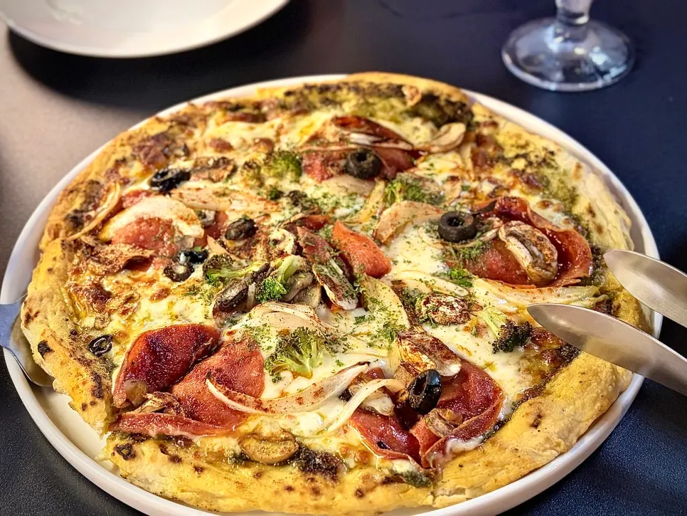 Thin and crispy combination pizza