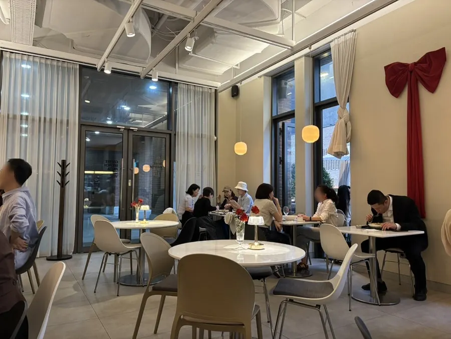 큰 리본이 있는 세븐티포 매장 내부