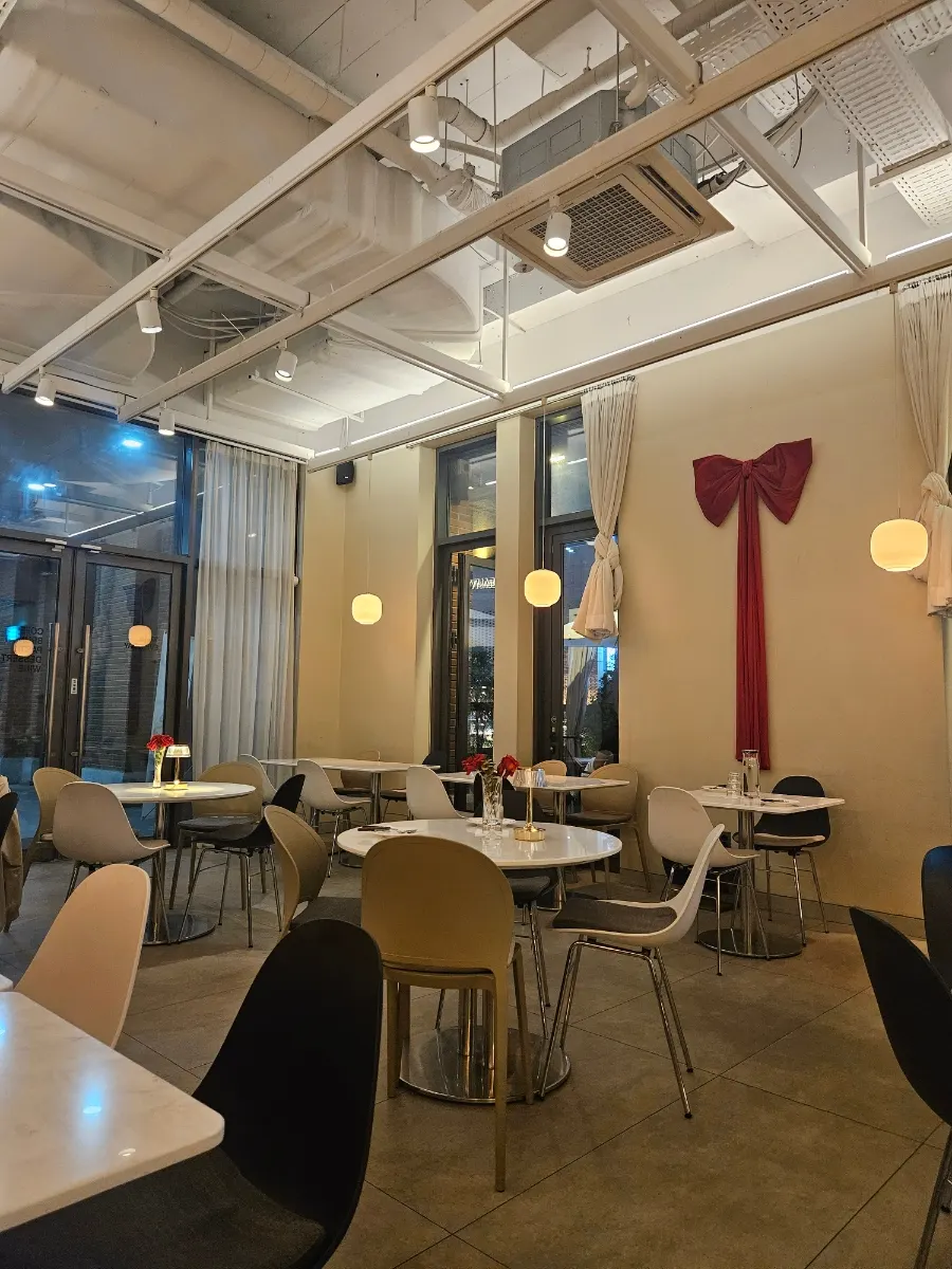 세븐티포 명동성당본점 실내 분위기