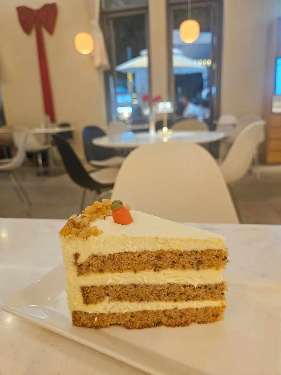 세븐티포 명동성당본점 당근케이크