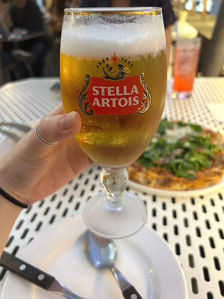 스텔라 맥주와 에이드가 놓인 테이블