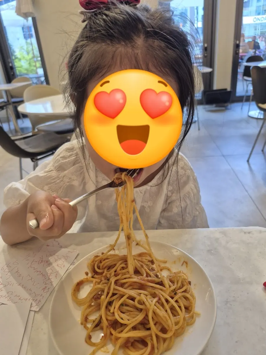 A child eating the pasta