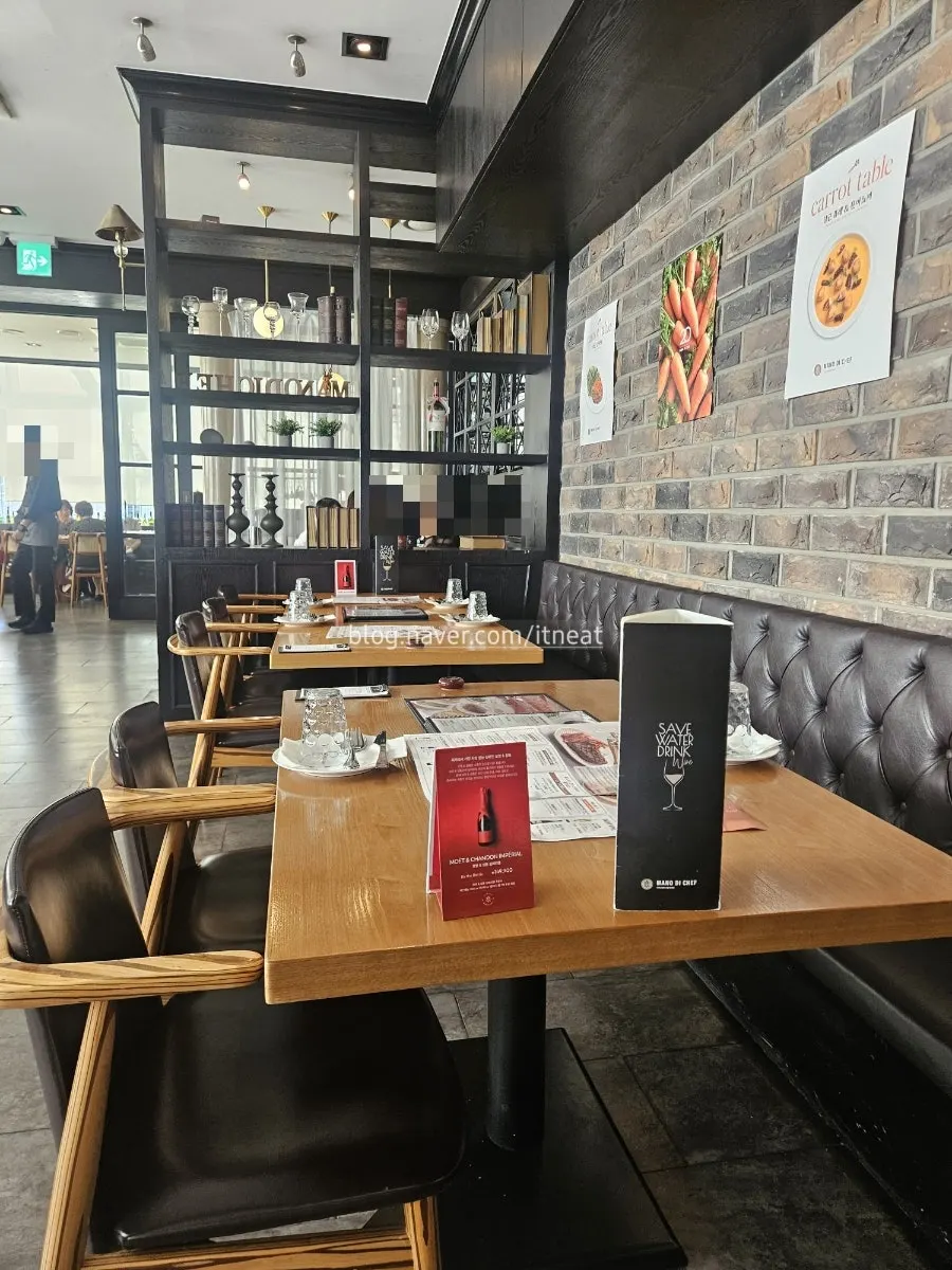 Room-like private seating area