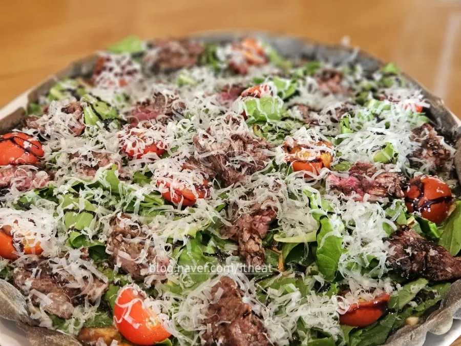 Whole squid-ink dough steak pizza