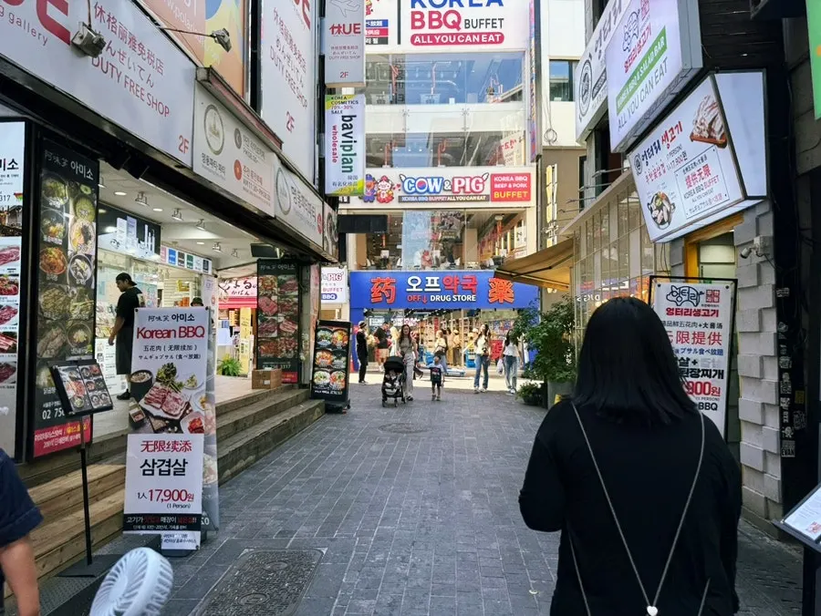 sw19 건물 옆 골목과 고기집 앞 길