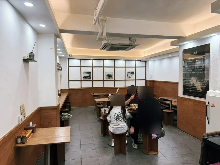 우드와 화이트톤의 백옥 명동 실내