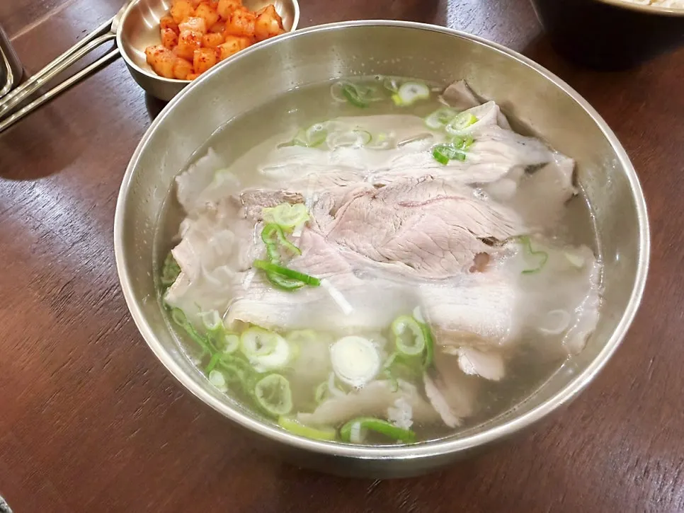 금방 나온 백옥 명동 돼지곰탕 한상
