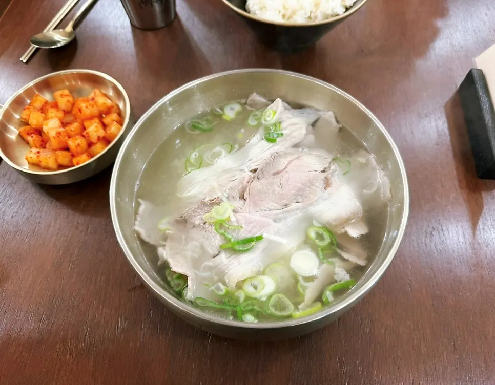 정갈하게 담긴 돼지곰탕 중 한 그릇