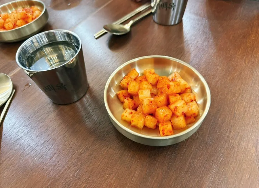 돼지곰탕과 함께 나온 깍두기