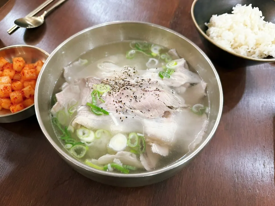 한입 크기 깍두기와 곰탕 그릇
