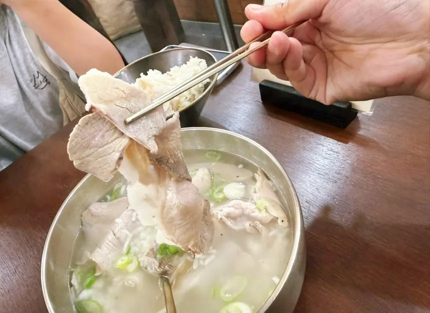 비계와 살이 섞인 돼지곰탕 고기 단면