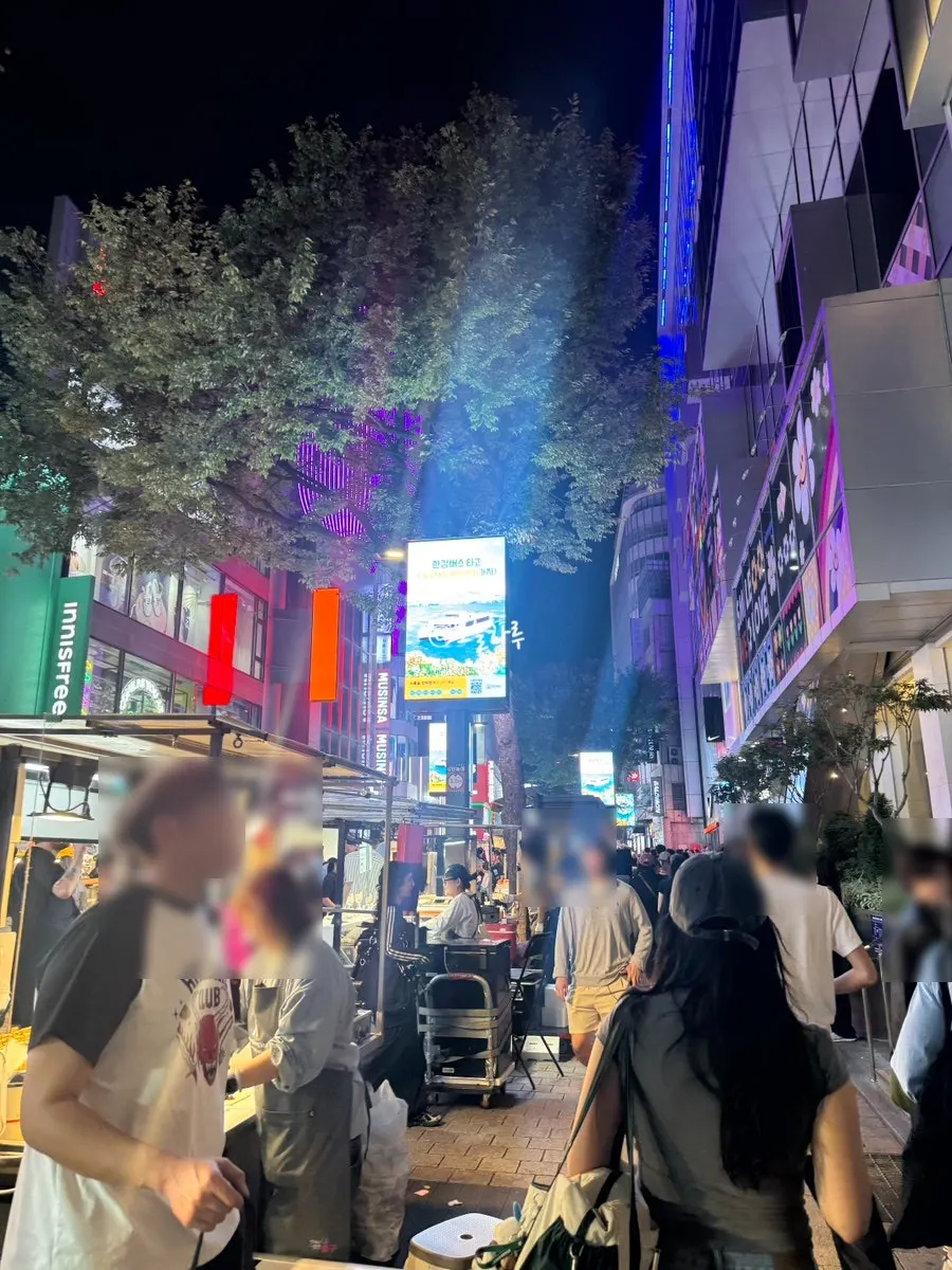 외국인 관광객으로 붐비는 명동 거리