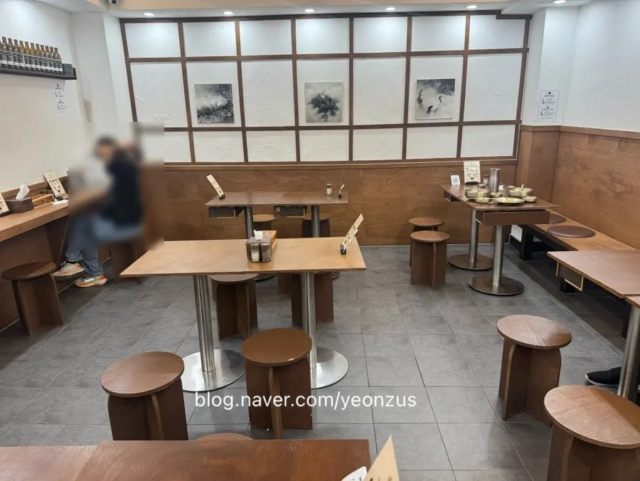 명동8길 골목의 백옥 명동 외관