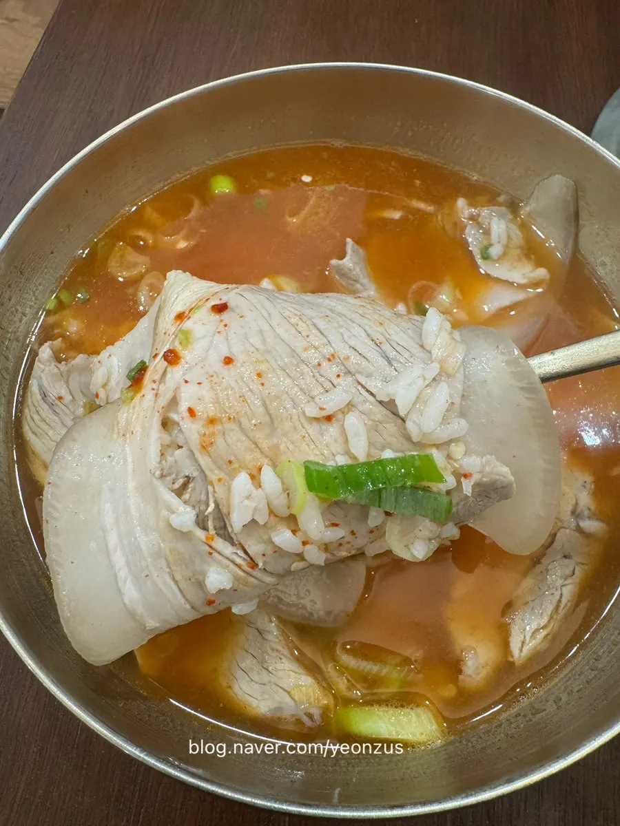 밥을 말아 먹는 열곰탕 한 그릇