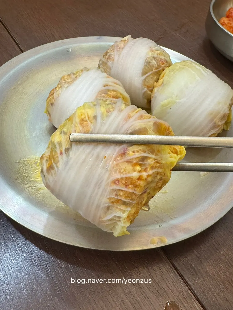 고기와 김치로 속을 채운 배추만두
