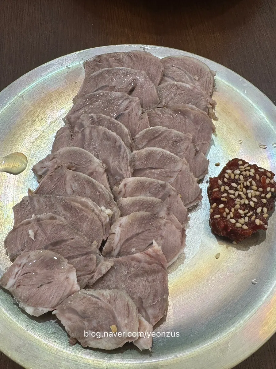토하젓과 라임을 곁들인 냉제육