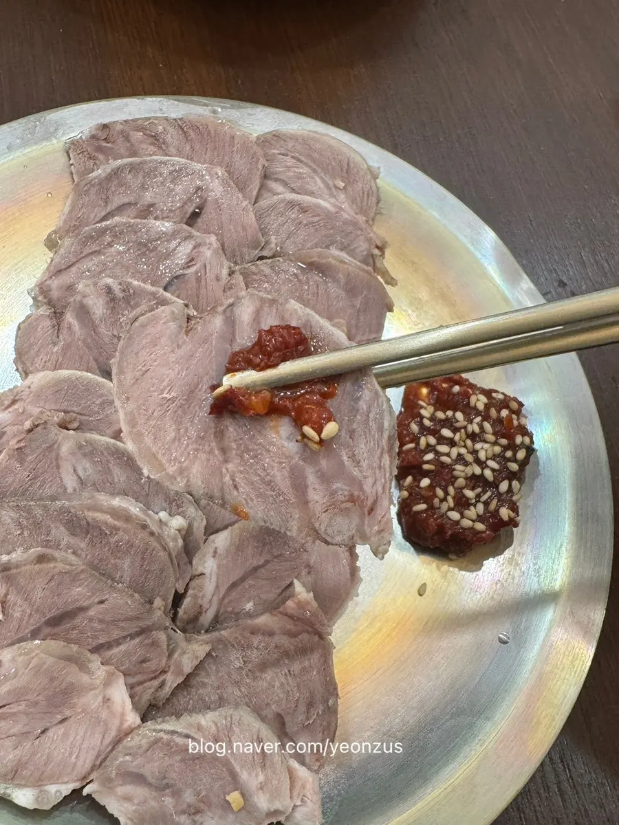 돼지볼살로 만든 백옥 명동 냉제육