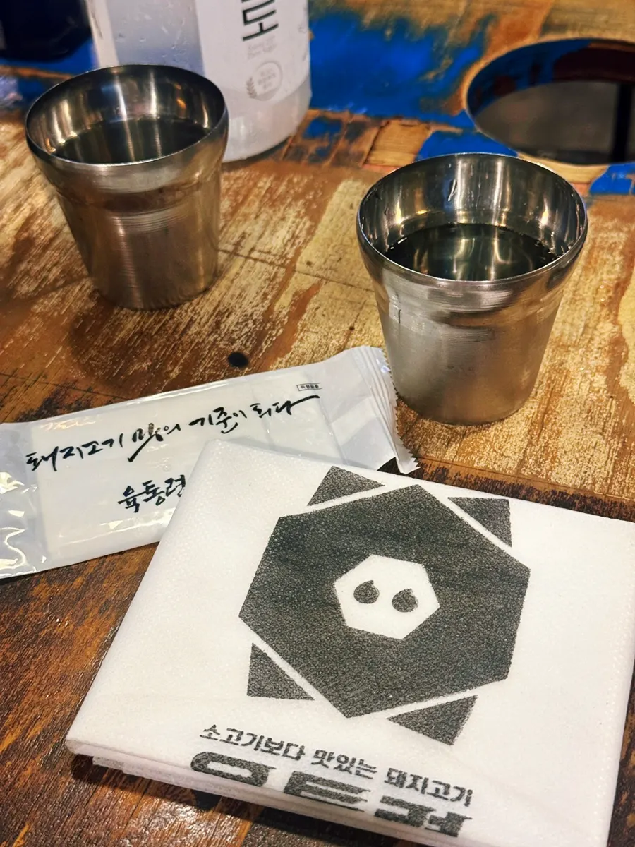 테이블에 준비된 앞치마와 물, 물티슈