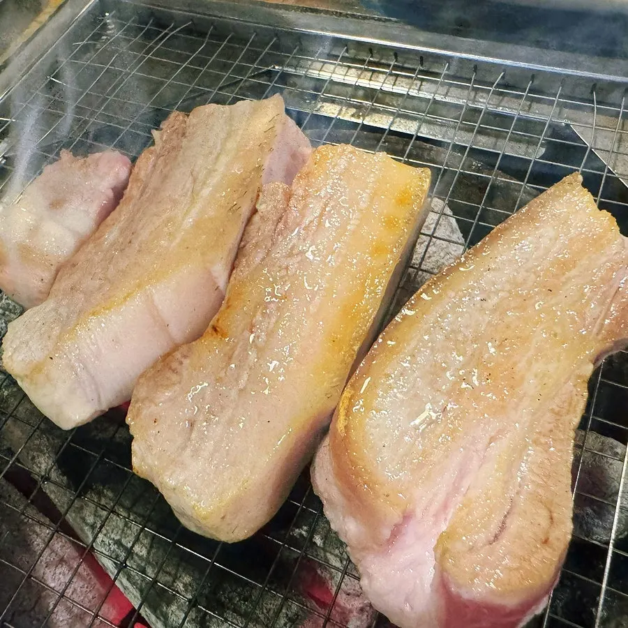 두툼한 오겹살이 담긴 접시 클로즈업